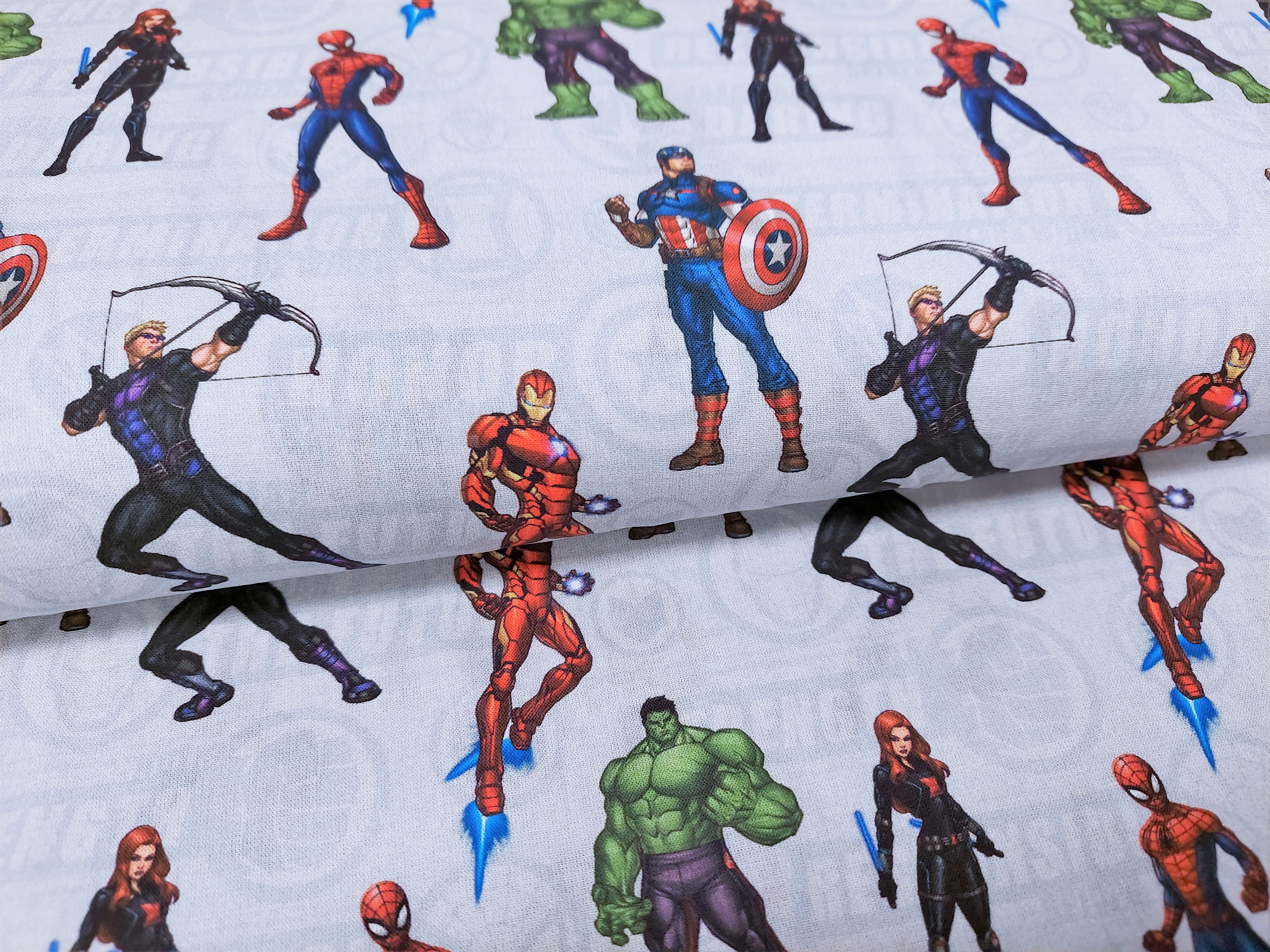 Baumwollstoff Lizenz mit Marvel`s Avengers - hellgrau